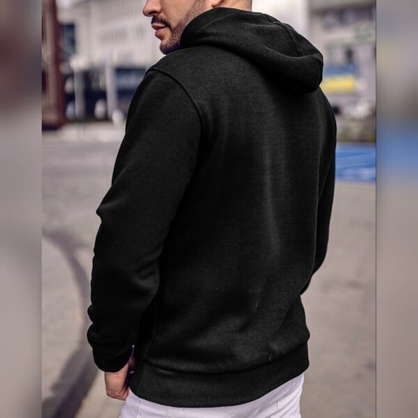 Buzo Hoodie Negro Perchado - Espalda con Modelo