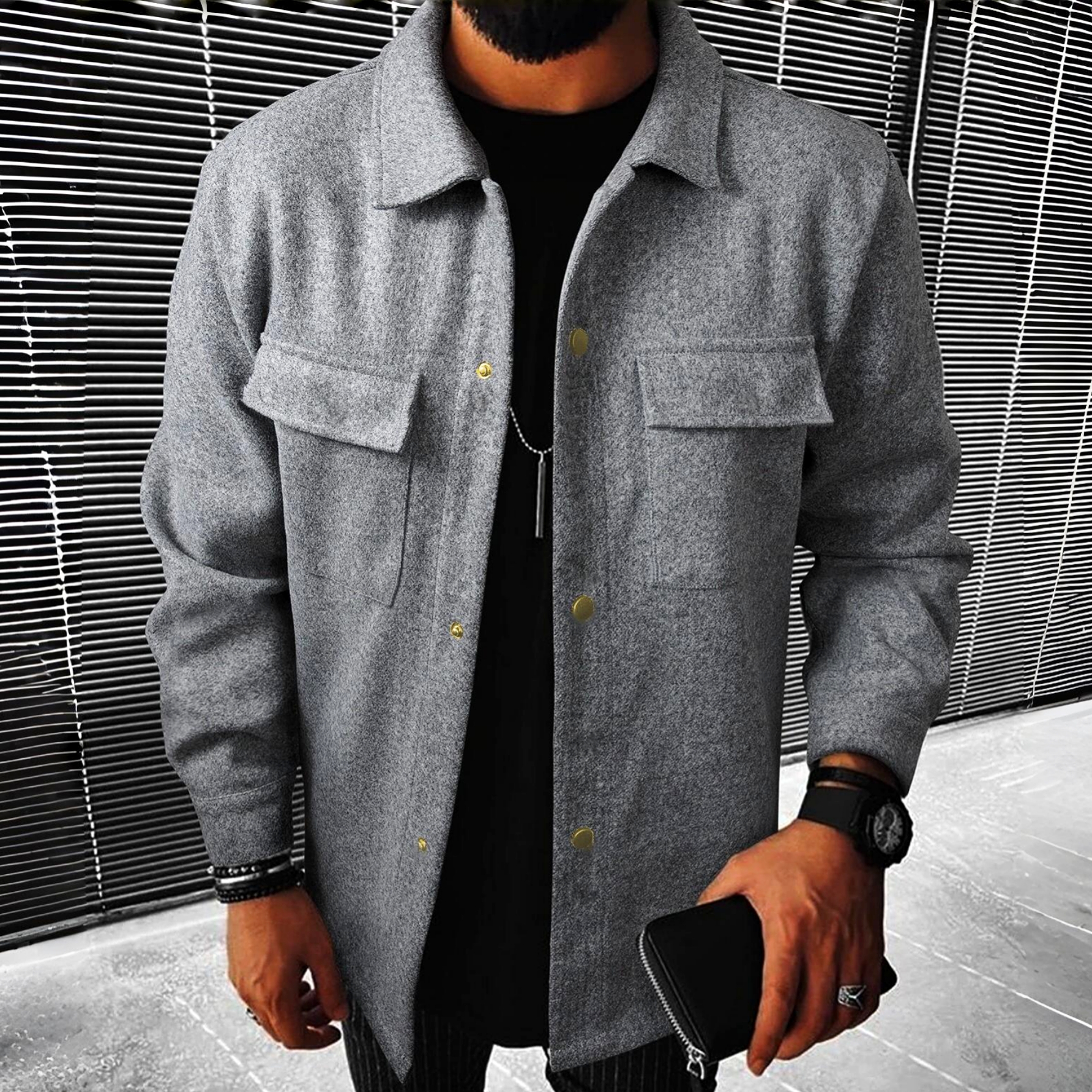 Hombre vistiendo abrigo gris de paño con cuello camisero, botones dorados y bolsillos. Chaqueta casual de moda masculina.