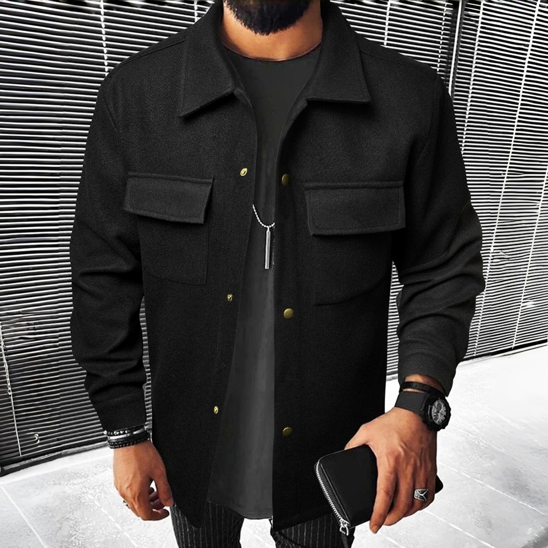 Hombre vistiendo abrigo Negro de paño con cuello camisero, botones dorados y bolsillos. Chaqueta casual de moda masculina.